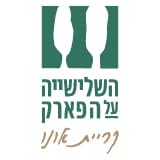 הלוגו של השלישייה על הפארק